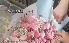 父子购买9999元“人民币”花束后举报花店违法，当地商户回应